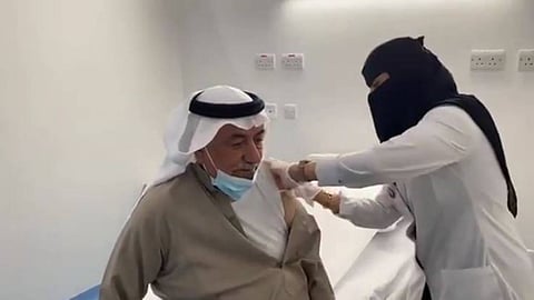بالفيديو.. العساف يتلقى الجرعة الأولى من لقاح كورونا