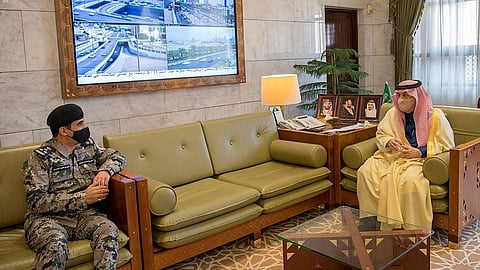 أمير الرياض يستقبل مدير السجون بالمنطقة