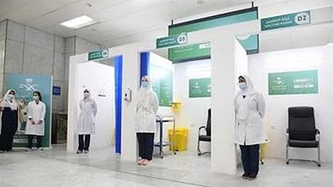 بالفيديو.. تمديد العمل بمركز الرياض لتلقي لقاح كورونا حتى منتصف الليل