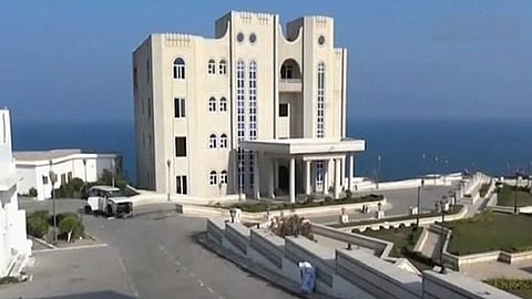 فيديو يوثق استلام قوات «الحماية الرئاسية» اليمنية لقصر المعاشيق