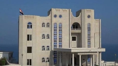 انفجار مطار عدن.. نقل حكومة اليمن إلى قصر «المعاشيق»