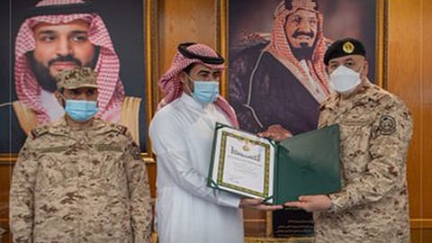 بالصور.. «الحرس الوطني» تمنح ذوي الشهداء من منسوبيها وسام الملك عبدالعزيز