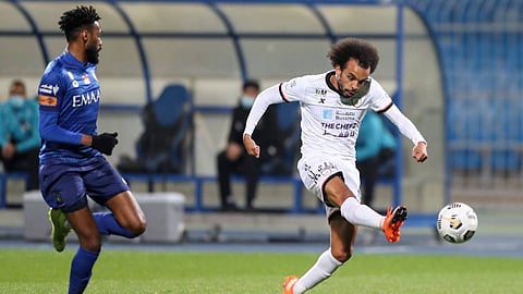 الشباب يزأر بقوة في وجه الهلال.. ويحسم الشوط الأول بصاروخية مارتينيز