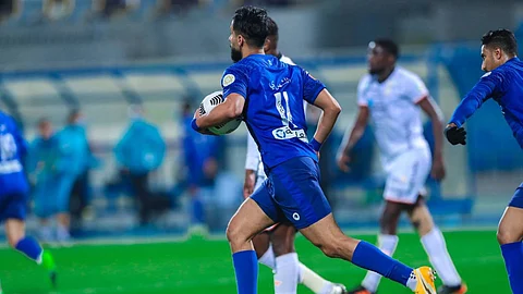 الهلال يخطف تعادلًا قاتلًا أمام «باص» الشباب.. والصدارة في خطر