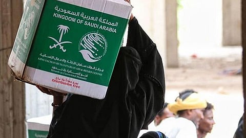 مركز الملك سلمان للإغاثة يوزع أطنانًا من السلال الغذائية باليمن