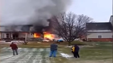 بالفيديو.. سقوط طائرة أمريكية على منزل ومصرع 3 أشخاص في ولاية ميشيجان