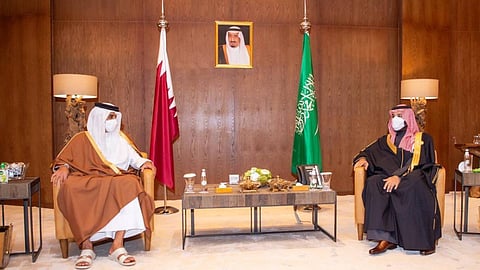 ولي العهد يلتقي أمير قطر لبحث العلاقات الثنائية بين البلدين