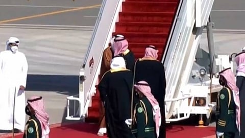 أمير قطر يغادر العلا متوجهًا إلى الدوحة وولي العهد يتصدر مودعيه