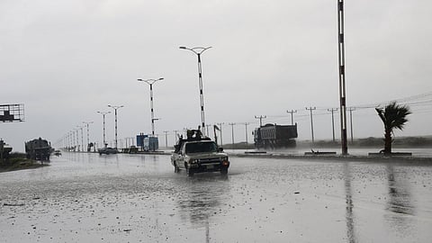 أمطار غزيرة تؤدي إلى جريان السيول على بعض مناطق المملكة.. والدفاع المدني يحذر