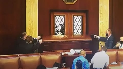 بالفيديو.. الشرطة الأمريكية تشهر أسلحتها لحماية أعضاء «النواب» من المحتجين