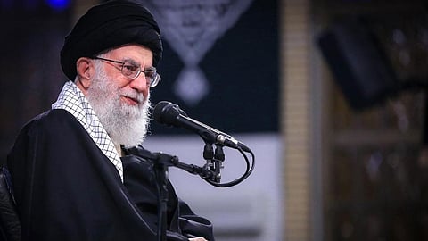 المرشد الإيراني يكابر في مواجهة كورونا بحظر لقاحات أمريكية- بريطانية