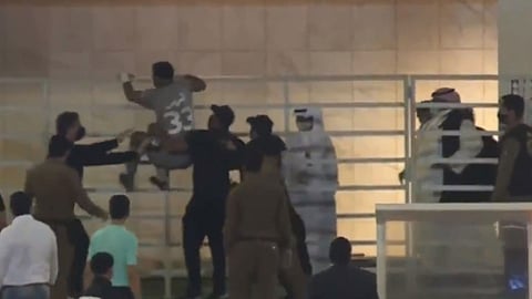 العويس يشتبك مع أحد مسؤولي القادسية.. والأهلي يقدم شكوى رسمية