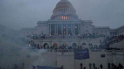 قبل اقتحام الكونجرس.. محققون فيدراليون أوقفوا رجلًا داخل حافلة مليئة بالمتفجرات