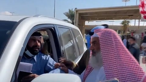 بالفيديو.. سعوديون يرحبون بمواطن قطري بعد عبوره منفذ سلوى