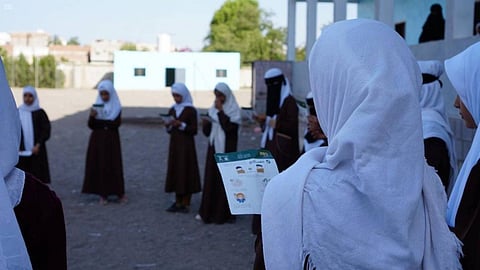 «إغاثي الملك سلمان» يدعم حالات سوء التغذية بمدارس عدن