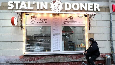 مطعم روسي يغلق أبوابه بعد يوم من افتتاحه بسبب «صورة ستالين»