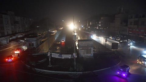 بعد انقطاع شامل.. الكهرباء تعود إلى باكستان الغارقة في الظلام