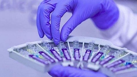 «بلومبرج»: تقنية جديدة في لقاحات كورونا تبشر بهزيمة السرطان