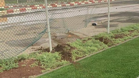 القبض على شخص عابث اقتحم بسيارته ملعب القحمة في عسير