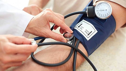 «استشاري قلب» يوجه 7 نصائح لقياس الضغط بشكل صحيح