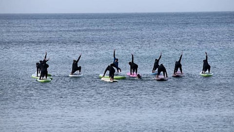 اليونانيون يستمتعون بأوقات صيفية على الشواطئ في عزّ الشتاء