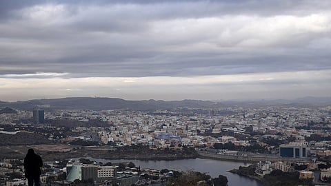 بالصور.. تجمعات مياه الأمطار بعسير تدفع «الأمانة» للتحذير