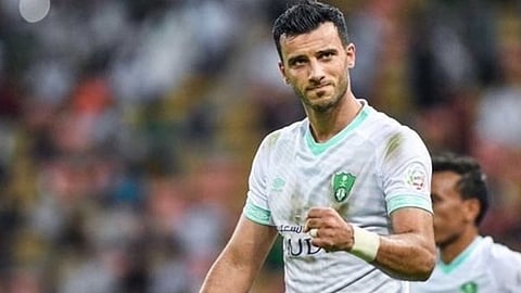 خلاف جديد يعرقل تمديد عقد عمر السومة مع الأهلي