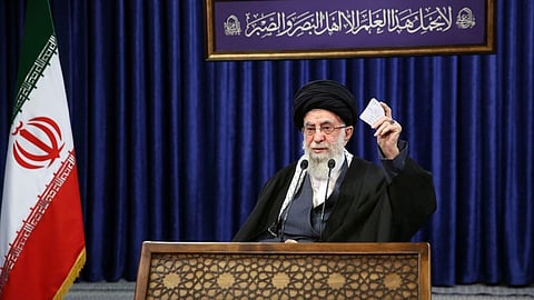 خامنئي يمنع شراء لقاح «كورونا» الأمريكي والبريطاني