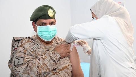 قائد القوات البرية الملكية السعودية يتلقى الجرعة الأولى من لقاح كورونا