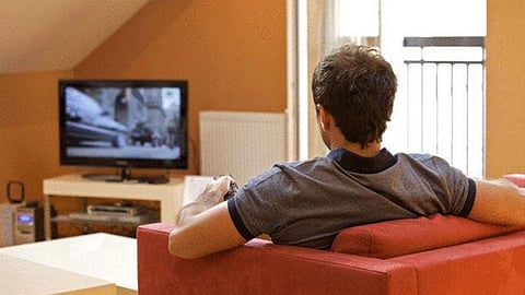 لحماية العين من أضرار التلفاز.. قاعدة حسابية للمسافة المناسبة