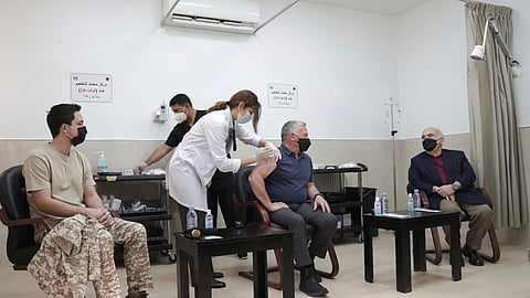 ملك الأردن وولي عهده والأمير الحسن يتلقون لقاح كورونا