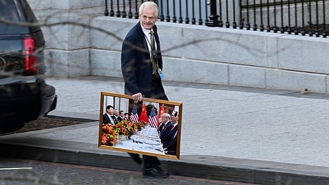 بالصور.. بدء حزم أمتعة ترامب ومسؤولي إدارته من البيت الأبيض