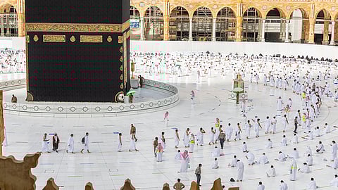 خطيب الحرم يحذر من أقوال «المرجفين» حول لقاح كورونا