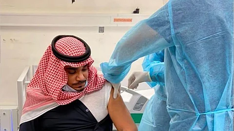 بالفيديو.. نائب أمير نجران يتلقى الجرعة الأولى من لقاح كورونا