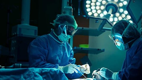 الأولى من نوعها عالميًّا.. زرع ذراعين وكتفين لمريض بعد 22 عامًا من بترهما