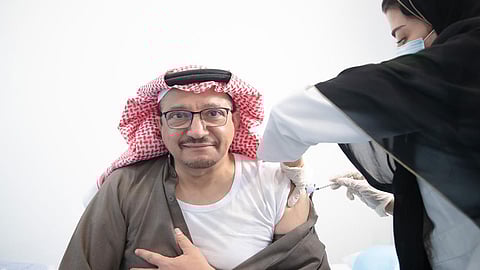 بالصور.. وزير التعليم ومسؤولو الوزارة والجامعات يتلقون أولى جرعات لقاح كورونا