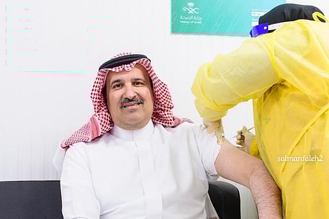 أمير المدينة المنورة ونائبه يتلقيان الجرعة الأولى من لقاح كورونا