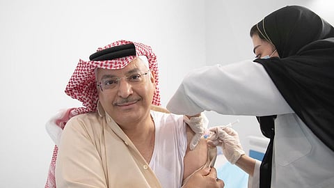 نائب وزير التعليم يتلقى الجرعة الأولى من لقاح كورونا