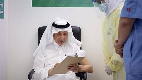 بالفيديو.. أمير مكة يتلقى الجرعة الثانية من لقاح كورونا