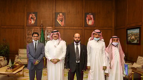 بالصور.. أمير عسير يشهد العفو عن مقيم يمني محكوم عليه بالقصاص