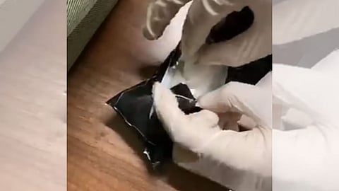 بالفيديو.. إحباط محاولتي تهريب لمادة «الشبو» المخدرة داخل حقائب سفر