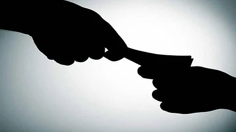 بـ«مستندات مزورة».. ضابط صف يحصل من مواطن على 20 ألف ريال