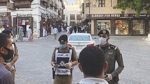 شرطة مكة تطيح بخمسة مقيمين سرقوا (80) قاطعًا كهربائيًّا وأجهزة كاميرات مراقبة
