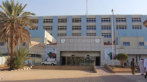 جراحة طارئة تنقذ مصابًا من بتر يده بعد تعرّضه لحادث في المدينة