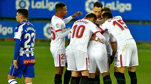 مدرب إشبيلية يطالب بإعادة النظر في «لمسة اليد»