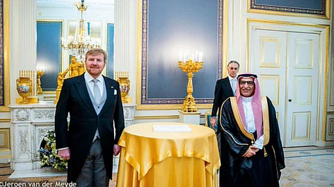 بالصور.. سفير السعودية بهولندا يقدم أوراق اعتمادة للملك فيليم