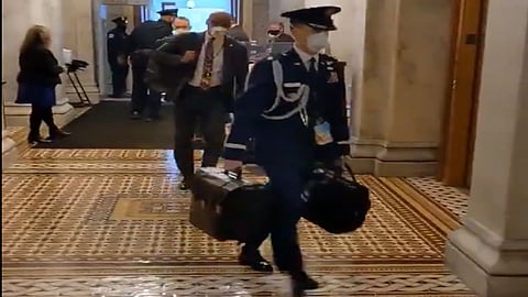 بالفيديو.. لحظة وصول الحقيبة النووية إلى الكونجرس تمهيدا لتسليمها لجو بايدن