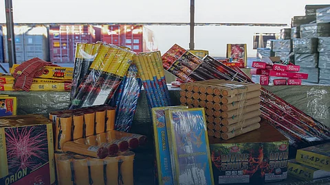 بالصور.. كشف حيلة لتهريب 1475 كرتون ألعاب نارية
