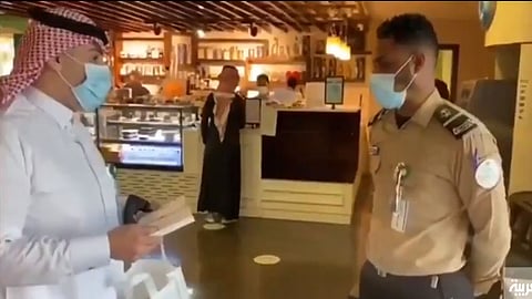 بالفيديو.. رسالة خاصة من وزير الصحة لموظف الأمن محمد الحارثي