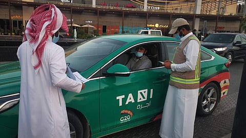 ضبط عمالة بمعرفات سعودية تعمل لدى أحد تطبيقات تأجير المركبات بالرياض